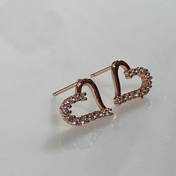 ❤️ Rose Gold and Cubic Zirconia Heart Stud Earrings - Picture 9 of 9